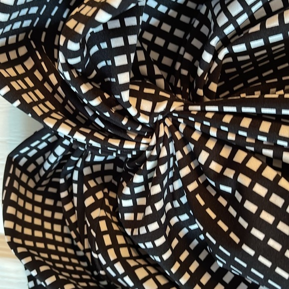 Ladies black and white cap sleeve blouse. - Picture 5 of 7